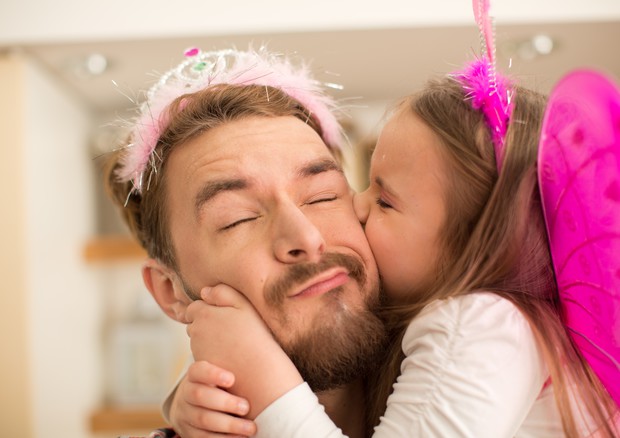 Padri sempre più presenti con i figli, ma attenzione allo stress